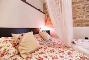 1 bedroom, iron/ironing board, free WiFi, bed sheets - Design home Ruby in Alghero centre along the sea! (Alghero)