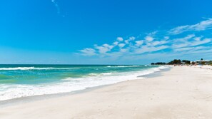 Am Strand, Liegestühle, Strandtücher