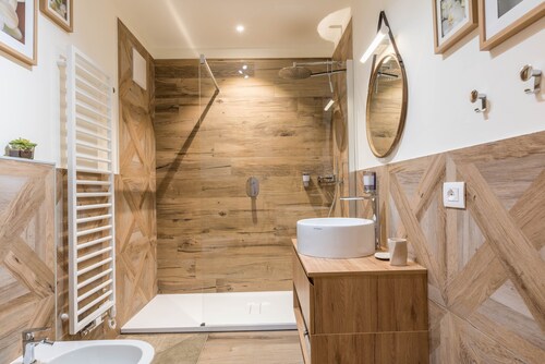 Bel appartement "Wellness Lodge Diletta" avec vue sur le lac, balcon, bain à remous et sauna