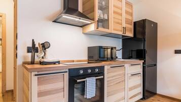 Kühlschrank, Mikrowelle, Ofen, Herdplatte