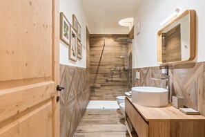 Chuveiro, produtos de toalete grátis, secador de cabelo 