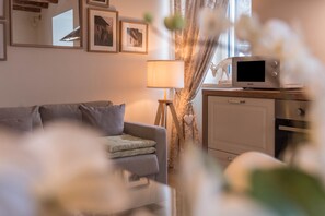 TV - Apartment “Wellness Lodge Edoardo” with Lake and Mountain View, Whirlpool & Sauna (santa Giuliana)