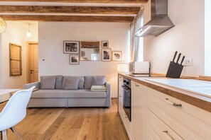 雪櫃、微波爐、焗爐、爐具