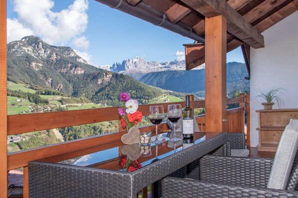 Outdoor dining - Apartment 'Schlern Heigler Hof' with Mountain View, Shared Terrace and Wi-Fi (Collepietra)