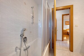 Baignoire, séchoir à cheveux, serviettes fournies