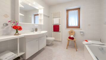 Badewanne, Haartrockner, Handtücher