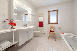 Bañera, secador de pelo y toallas