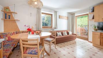 Fernseher, Kamin, Tischtennisplatte