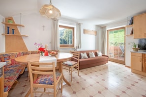 TV, fireplace, table tennis - Apartment "Rosengarten - Heigler Hof" with Mountain View, Wi-Fi, Balcony, Sauna & Terrace (Steinegg)