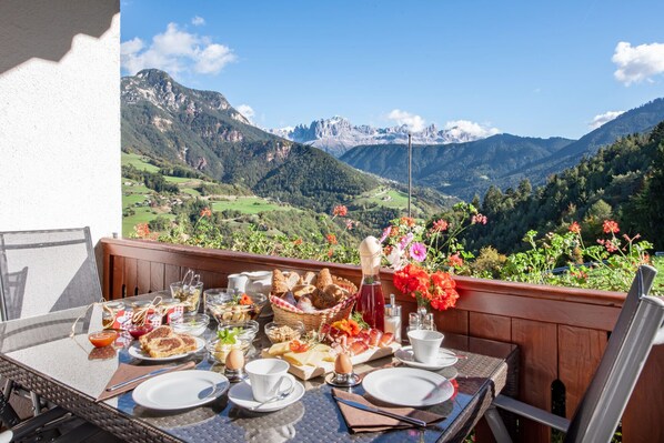 Outdoor dining - Apartment "Rosengarten - Heigler Hof" with Mountain View, Wi-Fi, Balcony, Sauna & Terrace (Steinegg)