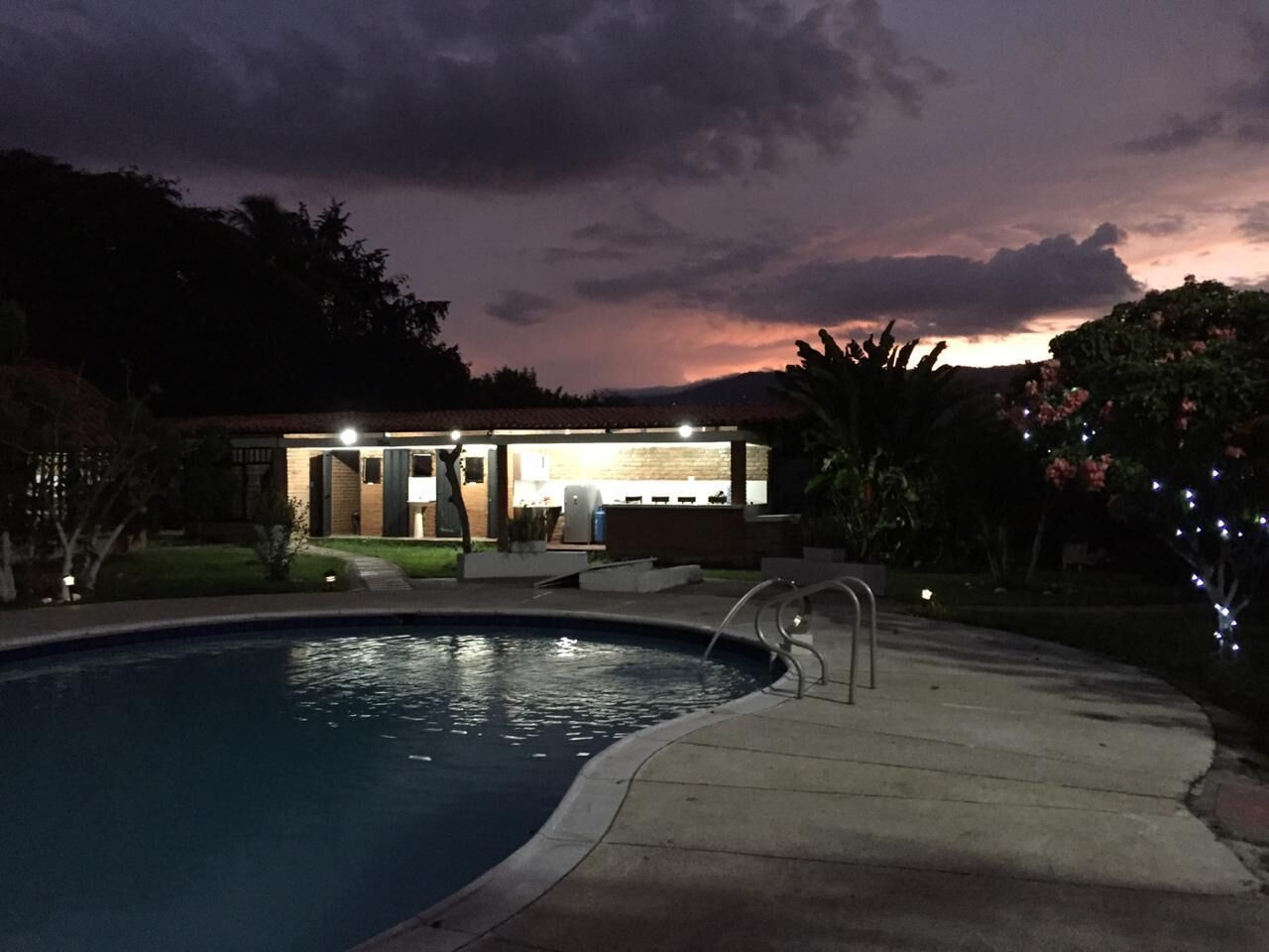 Lämmitetty uima-allas