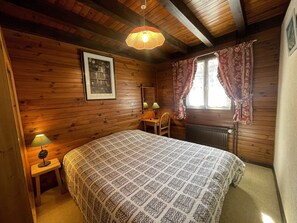 2 bedrooms, iron/ironing board