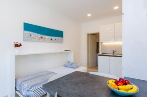 Apartment (Superior One Bedroom Apartment) | In-room dining