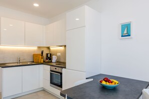 Departamento (Superior One Bedroom Apartment) | Cocina privada | Refrigerador, cafetera y tetera y tetera eléctrica 
