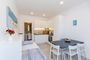 Apartment (Superior One Bedroom Apartment) | Essbereich im Zimmer