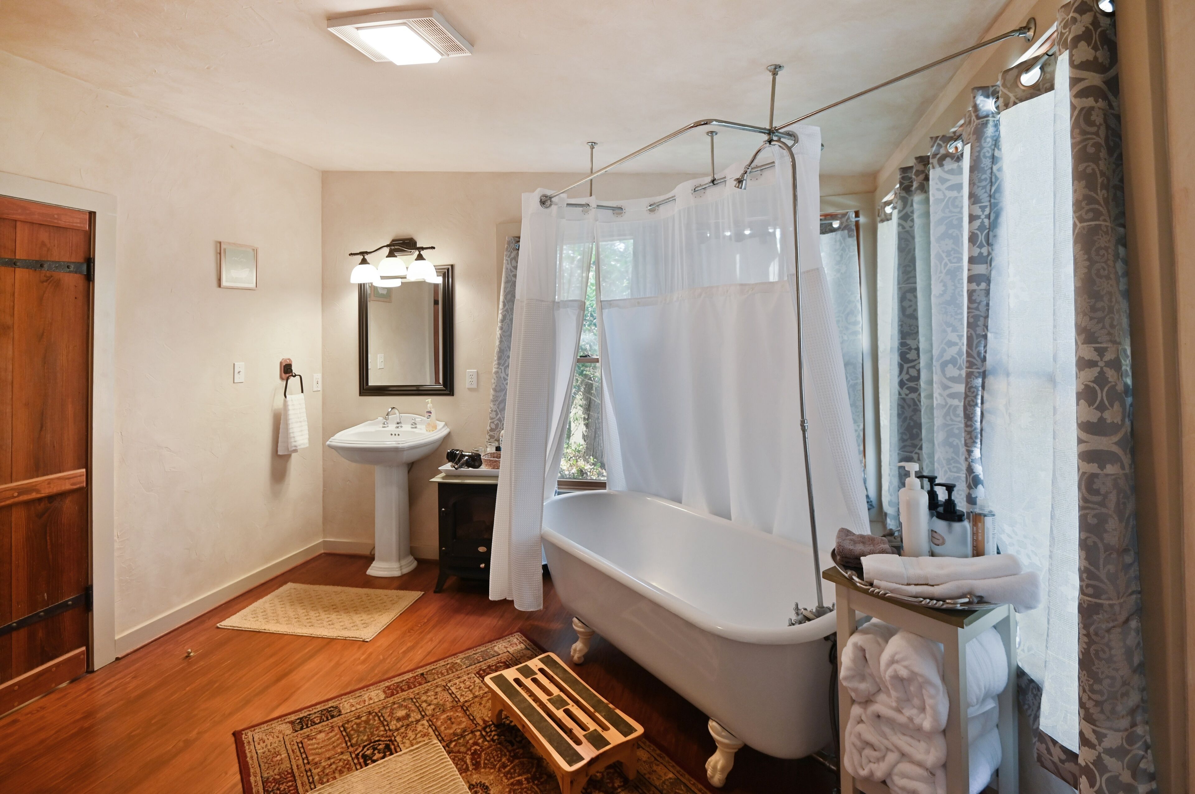 Cabin, 1 Bedroom | Bathroom | Towels, shampoo