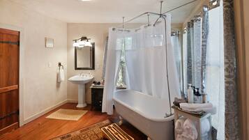 Cabin, 1 Bedroom | Bathroom | Towels, shampoo