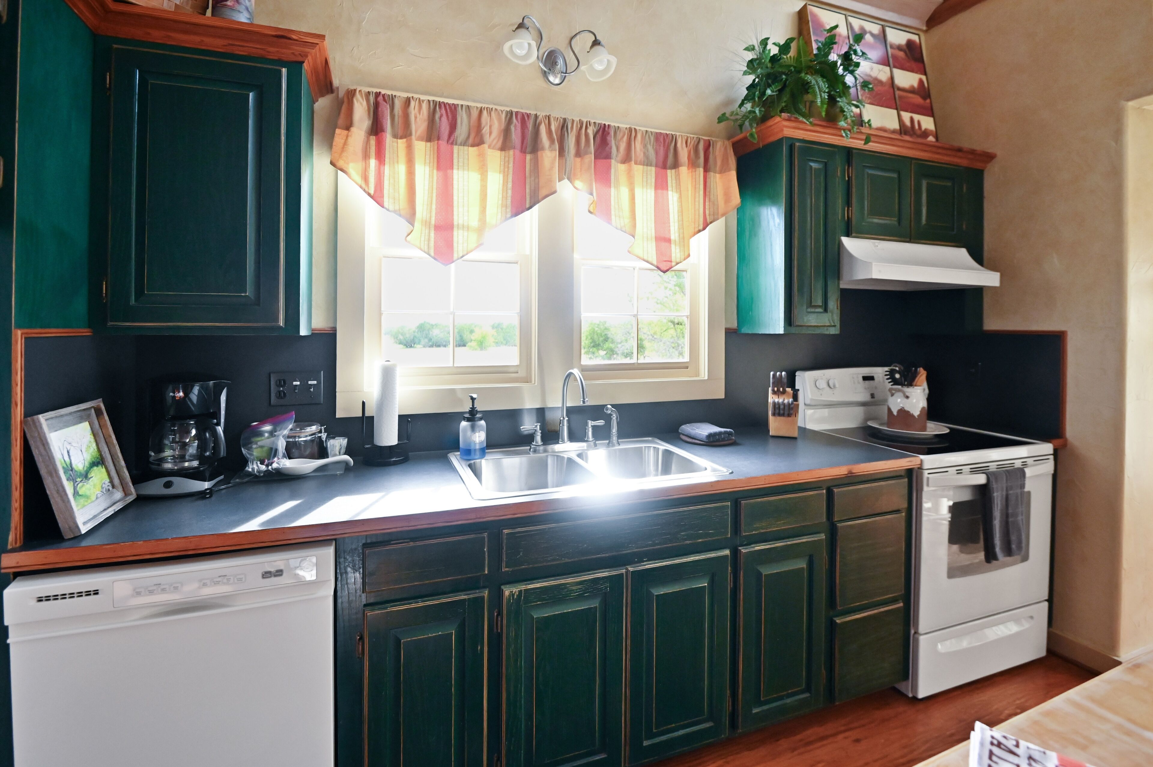 Cabin, 1 Bedroom | Private kitchen | Fridge, oven, coffee/tea maker