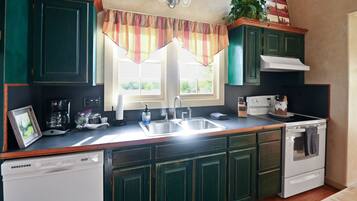 Cabin, 1 Bedroom | Private kitchen | Fridge, oven, coffee/tea maker