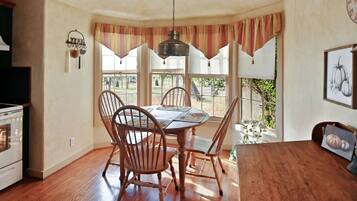 Cabin, 1 Bedroom | Dining