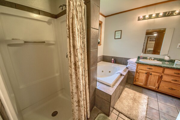 Cabin, 1 Bedroom | Bathroom | Towels, shampoo