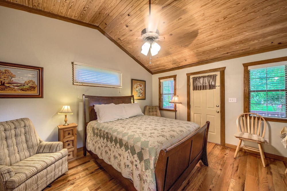 Waldrip Studio Bedroom Cabin by RedAwning - Fredericksburg, TX