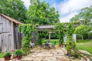 House, 2 Bedrooms | Property grounds - Mistletoe House 2 Bedroom Home by Redawning (Fredericksburg)