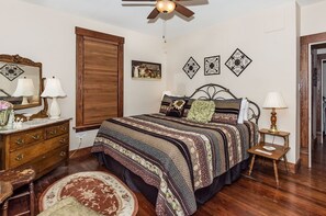 House, 2 Bedrooms | 2 bedrooms, iron/ironing board, free WiFi, bed sheets - Mistletoe House 2 Bedroom Home by Redawning (Fredericksburg)