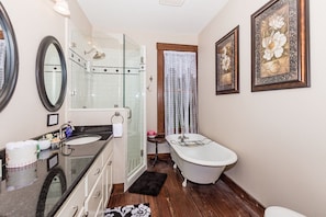 House, 2 Bedrooms | Bathroom | Towels, shampoo - Mistletoe House 2 Bedroom Home by Redawning (Fredericksburg)