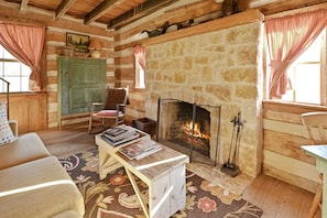 Cabane, 1 chambre | Coin séjour | TV connectée