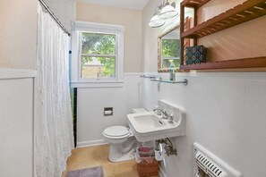 Nhà, 2 phòng ngủ | Phòng tắm | Khăn tắm, dầu gội 