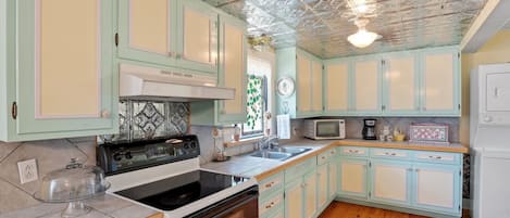 House, 2 Bedrooms | Private kitchen | Fridge, oven, stovetop, coffee/tea maker