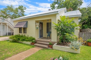 House, 2 Bedrooms | Exterior