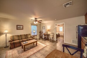 Cottage, 1 chambre | Coin séjour | TV connectée