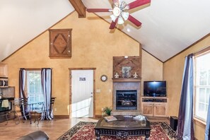 Hytte, 1 soverom | Oppholdsrom | Smart-TV