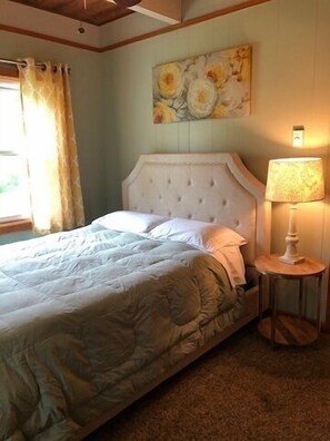 5 bedrooms, free Internet, bed sheets