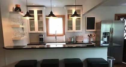 Beautiful 5-bedroom cottage across from Bass Lake