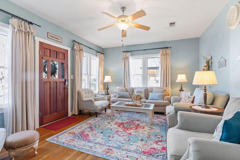 Beverly Haus Aka Dippel Haus 2 Bedroom Home by RedAwning - Fredericksburg, TX