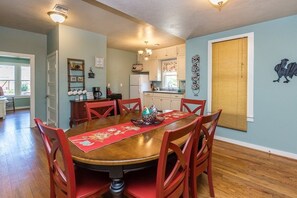 Ferienhaus, 2 Schlafzimmer | Eigene Küche | Kühlschrank, Ofen, Herdplatte, Wasserkocher mit Kaffee-/Teezubehör