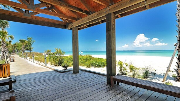 Eine Holterrasse mit Blick auf Strand und Meer.
