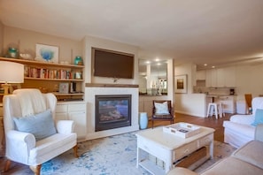 Condo, 2 chambres | Aire de séjour | Téléviseur connecté, foyer