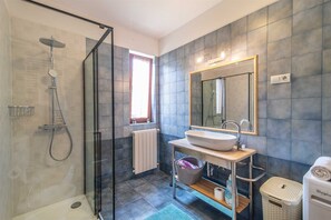 Badewanne, Haartrockner, Handtücher