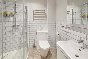 Dusche, Haartrockner, Handtücher, Toilettenpapier