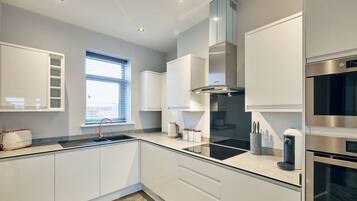 Kjøleskap, mikrobølgeovn, ovn og kokeplater