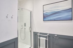 シャワー、ヘアドライヤー、タオル、石鹸