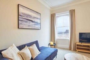 Flat-screen TV, offices - Host & Stay | Huntcliff View Apartment (Saltburn-by-the-Sea)