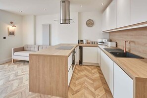 Fridge, microwave, oven, stovetop - Host & Stay | Abbey Hus (Whitby)