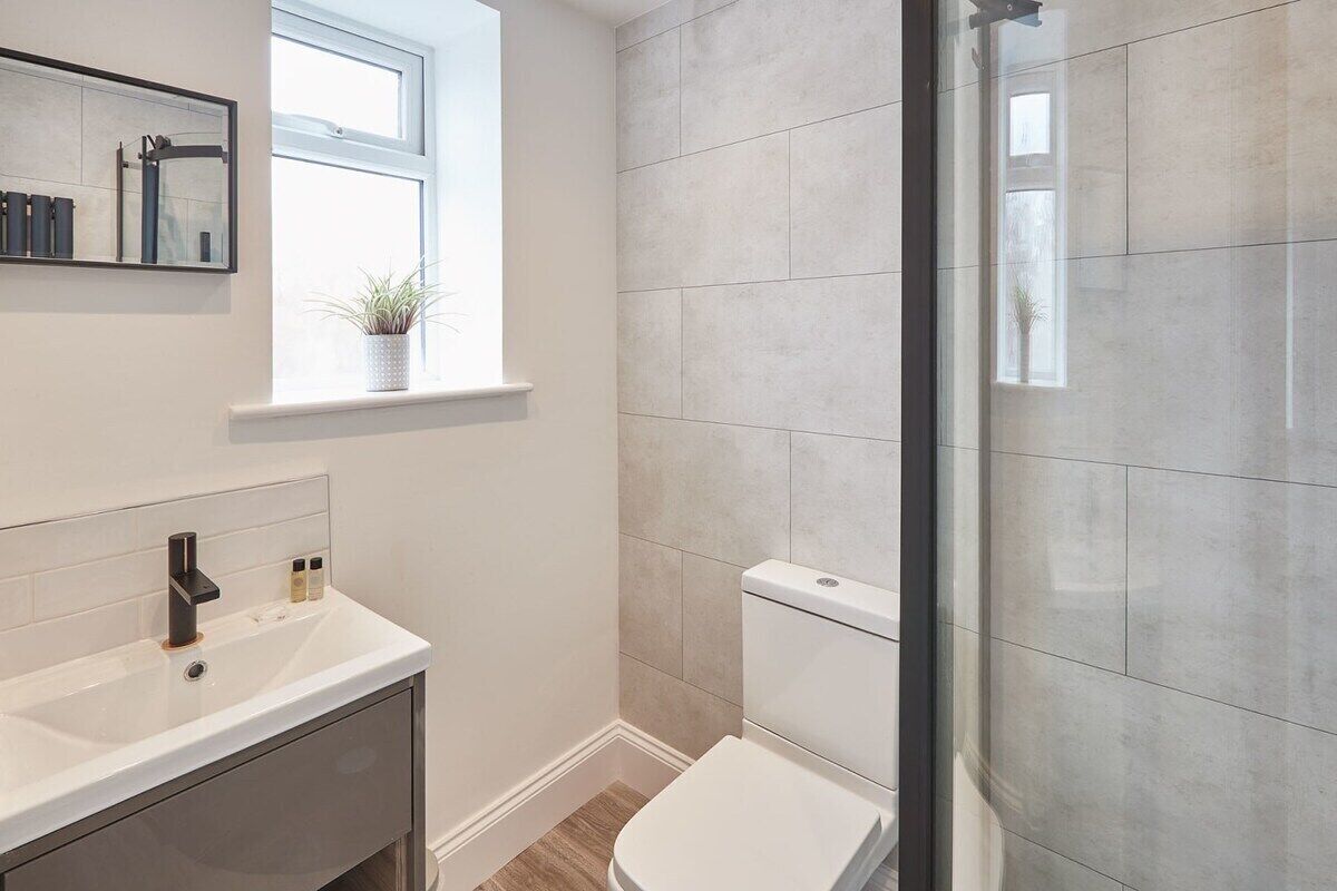 Dusj, hårføner, håndklær og såpe