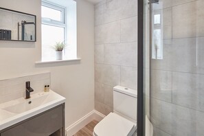 Douche, sèche-cheveux, serviettes fournies, savon