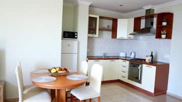 Apartemen (Two Bedroom Apartment with Balcony) | Makan di kamar